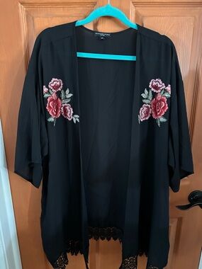 Women’s Signature Studio Black Floral Embroidered Open Cardigan